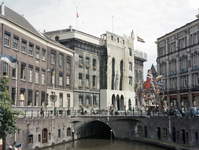 21987 Gezicht op het Stadhuis (Stadhuisbrug) te Utrecht, versierd ter gelegenheid van het 65e Lustrum van de Utrechtse ...